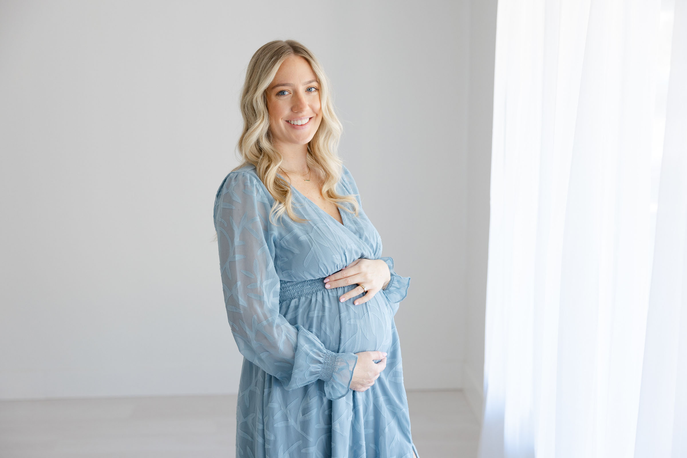 Best time to schedule maternity photos during pregnancy in a studio setting